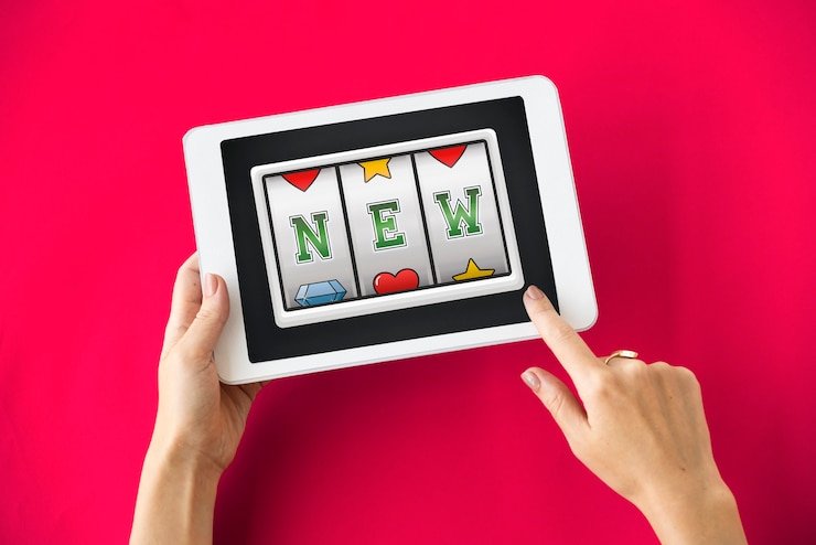 Seorang pemain di Jakarta melihat smartphone mereka dengan notifikasi bonus poin dari Program Loyalitas hangat138